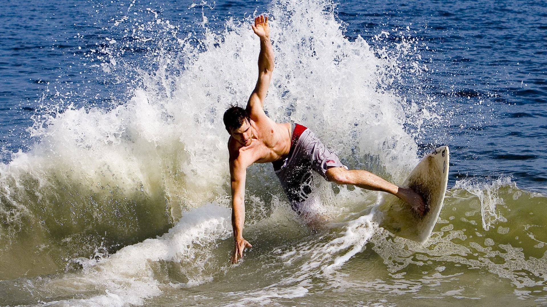 欧冠颁奖典礼举行：最佳年轻球员奖花落英超新星